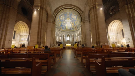 Personas-Dentro-De-La-Basílica-Del-Sacré-Coeur-En-Montmartre,-París,-Francia