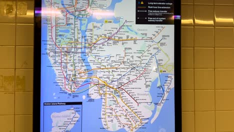 Vista-Panorámica-Hacia-Abajo-Del-Mapa-De-Navegación-Del-Tren-Subterráneo-De-La-Ciudad-De-Nueva-York-En-La-Pared