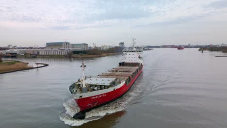 Portacontenedores-Finlandés-Marjatta-Navegando-A-Través-Del-Río,-Zwijndrecht,-Países-Bajos