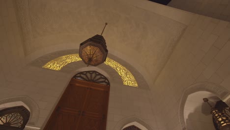 Mirando-Hacia-La-Ornamentada-Linterna-Colgante-Desde-El-Techo-De-La-Gran-Mezquita-Del-Sultán-Qaboos