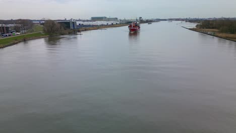 Gran-Barco-Pirita-Cruzando-El-Río-En-Zwijndrecht,-Países-Bajos