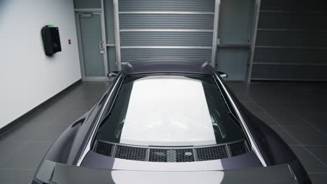 Dachlicht-Reflektiert-Auf-Der-Hinteren-Glasscheibe,-Die-Den-V10-Motor-Des-Audi-R8-Supersportwagens-Abdeckt