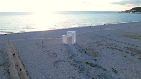 Konkrete-Kunstinstallation-Am-Strand-Von-Le-Havre