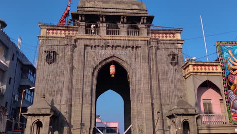 Hindúes-En-La-Entrada-Del-Templo-De-Tuljapur,-Maharashtra,-India,-4k-60fps