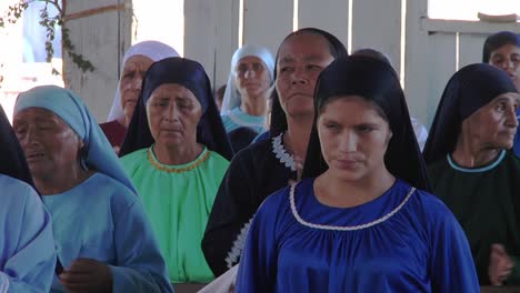 Grupo-De-Monjas-Católicas-Adultas-Orando-Juntas-Dentro-De-Una-Iglesia-Abierta