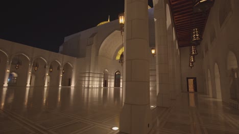 Patio-De-La-Gran-Mezquita-Del-Sultán-Qaboos.-Dolly-Lento-A-La-Izquierda