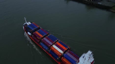 Kippaufnahme-Eines-A2B-Comfort-Bulk-Container-Carrier-Frachtschiffs,-Das-In-Dordrecht,-Niederlande,-Fährt