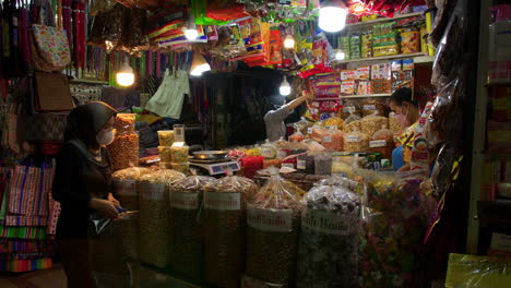 Mercado-De-Alimentos-Local-Que-Vende-Frutas-Secas,-Bocadillos-Y-Comestibles-De-Cocina-En-Hat-Yai,-Tailandia