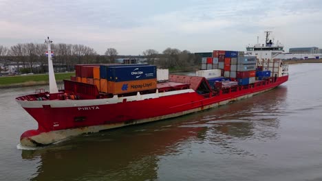 Barco-Pirita-Cargado-Con-Contenedores-Navegando-A-Través-Del-Río-Oude-Mass