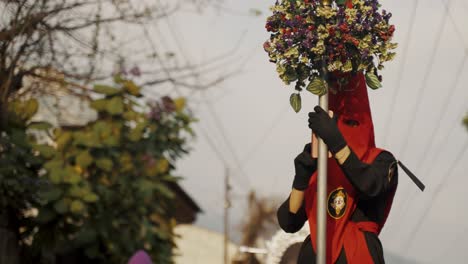 Büßer-Mit-Rotem-Kapirote-Bei-Der-Prozession-Der-Karwoche-In-Antigua,-Guatemala