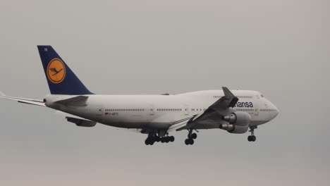 Avión-De-La-Compañía-Alemana-Lufthansa-Aterrizando-En-Un-Cielo-Gris-Y-Nublado.