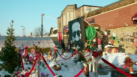 Ein-Denkmal-Für-George-Floyd-Vor-Cup-Foods,-Dem-Ort,-An-Dem-Er-Im-Mai-2020-Von-Polizeibeamten-In-Minneapolis-Getötet-Wurde