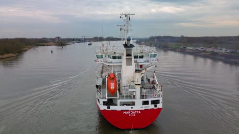 Das-Finnische-Containerschiff-Marjatta-Segelt-über-Den-Fluss-Oude-Mass-Unter-Einem-Wunderschönen-Sonnenuntergangshimmel