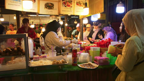Vendedores-Ambulantes-De-Comida-Musulmana-Y-Turistas-En-El-Famoso-Bazar-De-Comida-Callejera-De-La-ASEAN,-Mercado-Nocturno,-Hat-Yai,-Tailandia