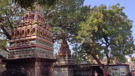 Nach-Unten-Geneigte-Aufnahme-Im-Alten-Hinduistischen-Tuljabhavani-Tempel,-Tuljapur,-Maharashtra,-Indien,-4k-60fps