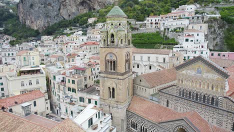 Luftaufnahme-Der-Kathedrale-Von-Amalfi-Und-Des-Glockenturms