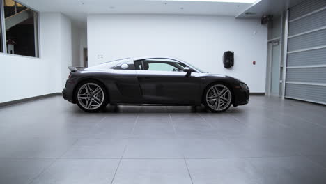 Vista-Lateral-Del-Rendimiento-Del-Audi-R8-V10-Negro-Mitos