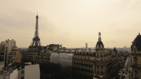 Viejos-Edificios-De-La-Ciudad-En-París-Francia-Con-La-Torre-Eiffel-En-La-Distancia,-Aspecto-Retro-Vintage