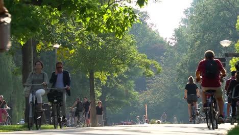 Amsterdamer-Zeitraffer-Von-Menschen,-Die-Im-Sommerpark-Rad-Fahren