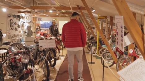 Hombre-Visitando-El-Museo-Del-Motor-De-Motola-En-El-Puerto-De-Motala,-Suecia