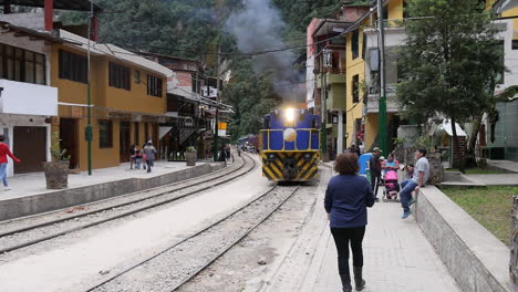Tren-Que-Llega-A-La-Estación-En-El-Pueblo-De-Aguas-Calientes-Cerca-De-Machu-Picchu-En-Perú