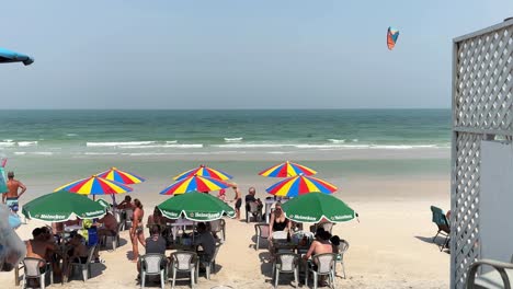 Gente-Relajándose-En-La-Soleada-Playa-De-Hua-Hin,-Tailandia