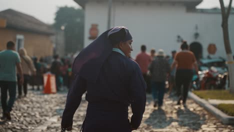 La-Parte-Trasera-De-Un-Hombre-Vestido-Con-Una-Túnica-Negra-Durante-La-Semana-Santa-En-Antigua,-Guatemala