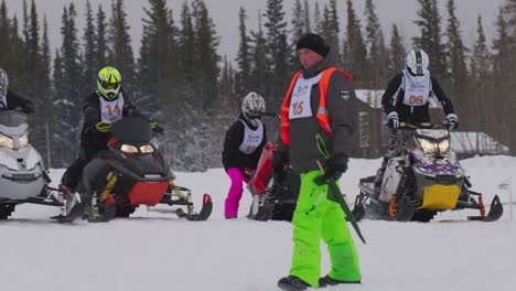 Snowmobile-racers-at-starting-line
