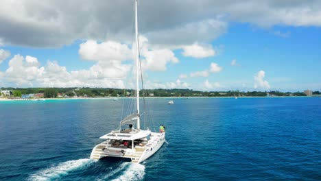 Family-on-yacht-cruising-turquoise-waters,-parallax-shot