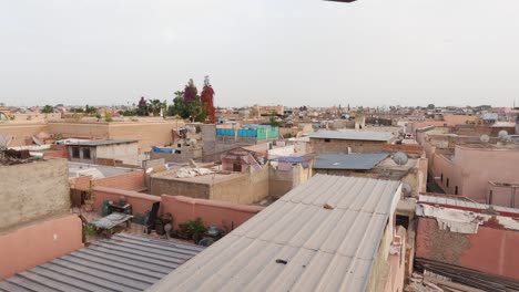 Vista-Del-Paisaje-Urbano-Y-Terraza-En-La-Azotea-De-La-Ciudad-De-Marrakech,-Marruecos.