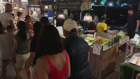 People-at-Street-Food-Night-Market-in-Hua-Hin,-Thailand