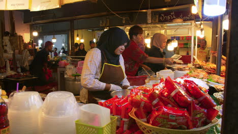 Vendedores-Ambulantes-De-Comida-Musulmana-Preparando-Cocina-Tailandesa-En-El-Bazar-De-Comida-Callejera-De-La-ASEAN,-Hat-Yai,-Tailandia