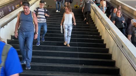 Menschen-Benutzen-Rolltreppe-Und-Treppe-In-Einem-Einkaufszentrum