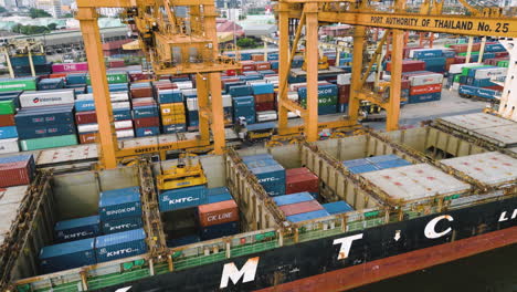 Containerkräne-Und-Schiff-Im-Tiefseehafen-Des-Containerhofs,-Verladen-Von-Containern-Auf-Ein-Schiff,-Hafenbehörde-Von-Thailand
