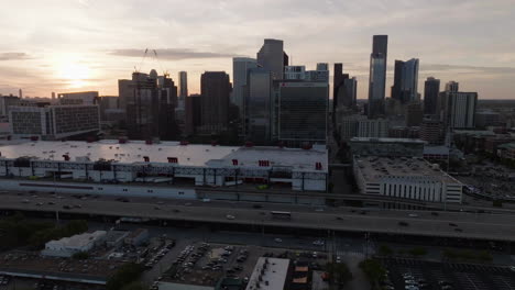 Tráfico-En-La-Carretera-Interestatal-69,-Amanecer-En-El-Centro-De-La-Ciudad-De-Houston,-Texas,-EE.UU.---Vista-Aérea