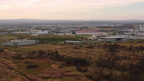 Panorama-Aéreo-De-Fábricas-En-La-Zona-Industrial-De-Niepolomice,-Polonia