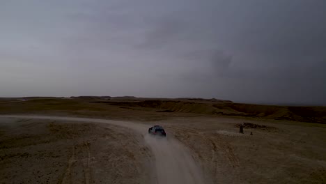 Car-on-dirt-road-at-Edge-of-the-World-on-cloudy-day