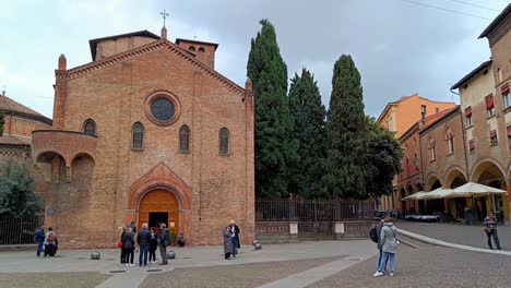 Kirche-Des-Heiligen-Grabes-Von-Bologna-Kirche-Aus-Rotem-Backstein,-Auch-Bekannt-Als-Basilika-Von-Santo-Stefano-In-Bologna,-Mit-Touristen,-Die-Das-Wahrzeichen-Besuchen