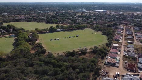 Un-Partido-De-Rugby-De-Escuelas-Por-Drones-En-Bulawayo,-Zimbabwe.