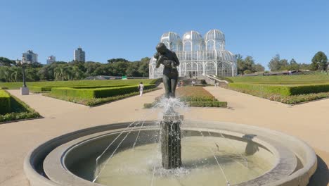 Botanischer-Garten-Von-Curitiba,-Gärten-Mit-Der-Statue-„Amor-Maternal“-Und-Dem-Gewächshaus-„Palácio-De-Cristal“-Im-Jugendstil