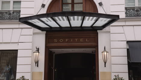 Puerta-De-Entrada-Del-Sofitel-Paris-Le-Faubourg-En-París,-Francia