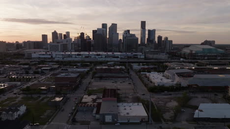 Vista-Aérea-Acercándose-A-La-Ciudad-De-Houston-Desde-El-Lado-Este,-Amanecer-En-Texas,-Estados-Unidos