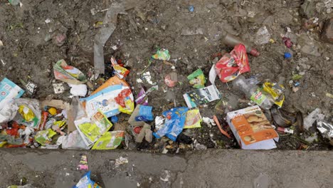 Street-full-of-Trash,-Pollution,-India