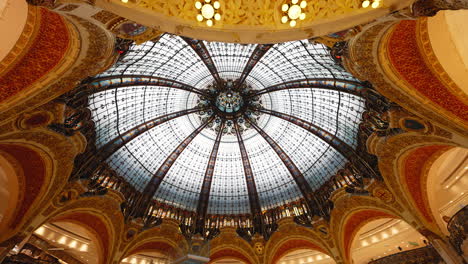 Die-Decke-Des-Hauptgebäudes-Der-Galeries-Lafayette-Mall-Paris-Haussmann,-Vergoldete-Kuppel-Aus-Buntglas