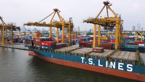 Container-Ship-docking-at-Bangkok-Pier