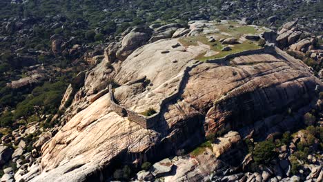 Vista-Aérea-Del-Castillo-Romano-Construido-Sobre-Un-Enorme-Bloque-De-Roca-Gigante.