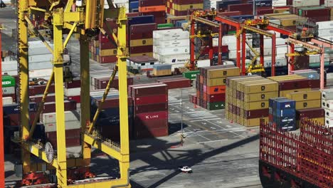 Containerkran-Bewegt-Sich-Im-Hafen-Mit-Intermodalem-Stapel-In-Manzanillo,-Mexiko