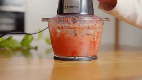 Los-Tomates-Se-Convierten-Instantáneamente-En-Salsa-De-Tomate-Con-Una-Picadora-De-Alimentos-Eléctrica.