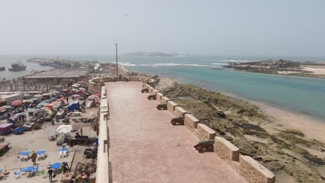 Establishing-pan-shot-of-Sqala-du-Port-d'-Essaouira-defensive-tower,-Marocco