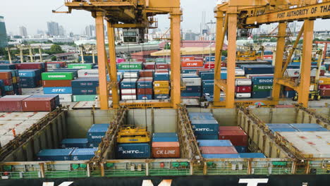 Portalcontainer-Bewegungskräne,-Die-Boxcontainer-Auf-Containerschiffe-Laden